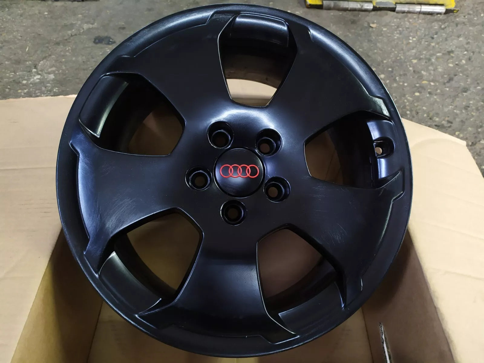 Cerchio 17 pollici Audi in alluminio nero con design sportivo e logo Audi al centro