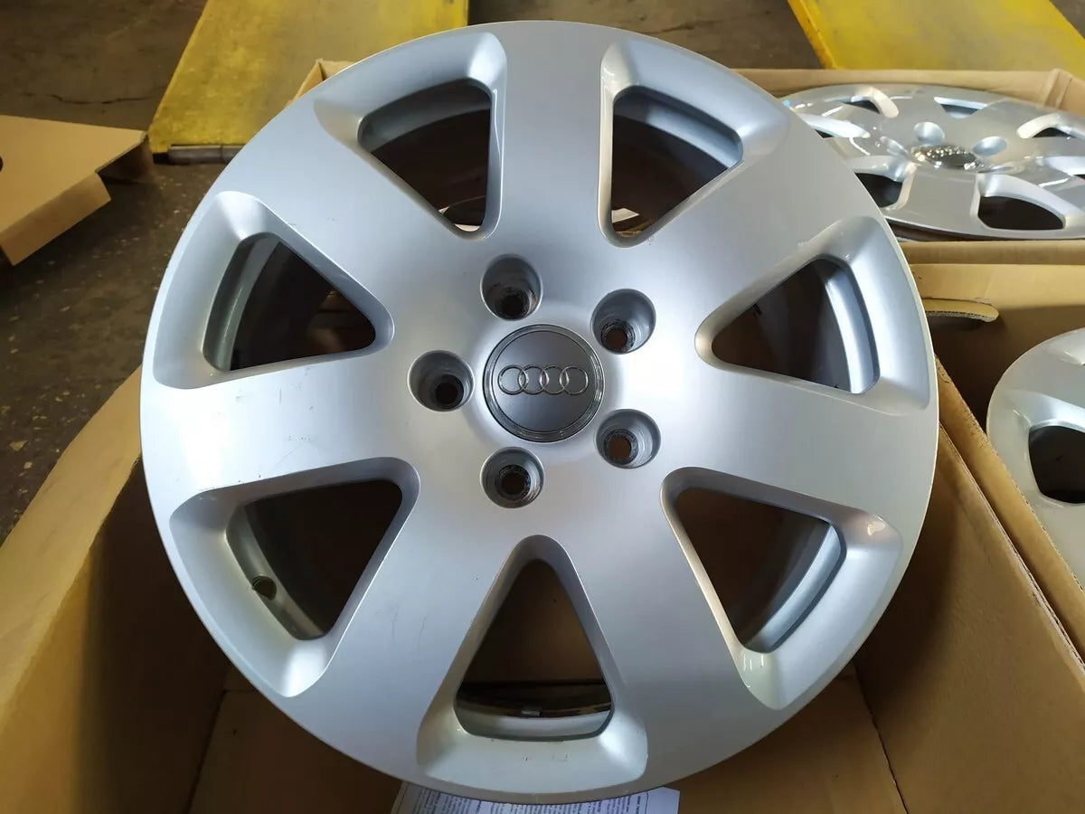 Cerchione in lega argentato con PCD 5x130, ideale per auto sportive e personalizzazioni.
