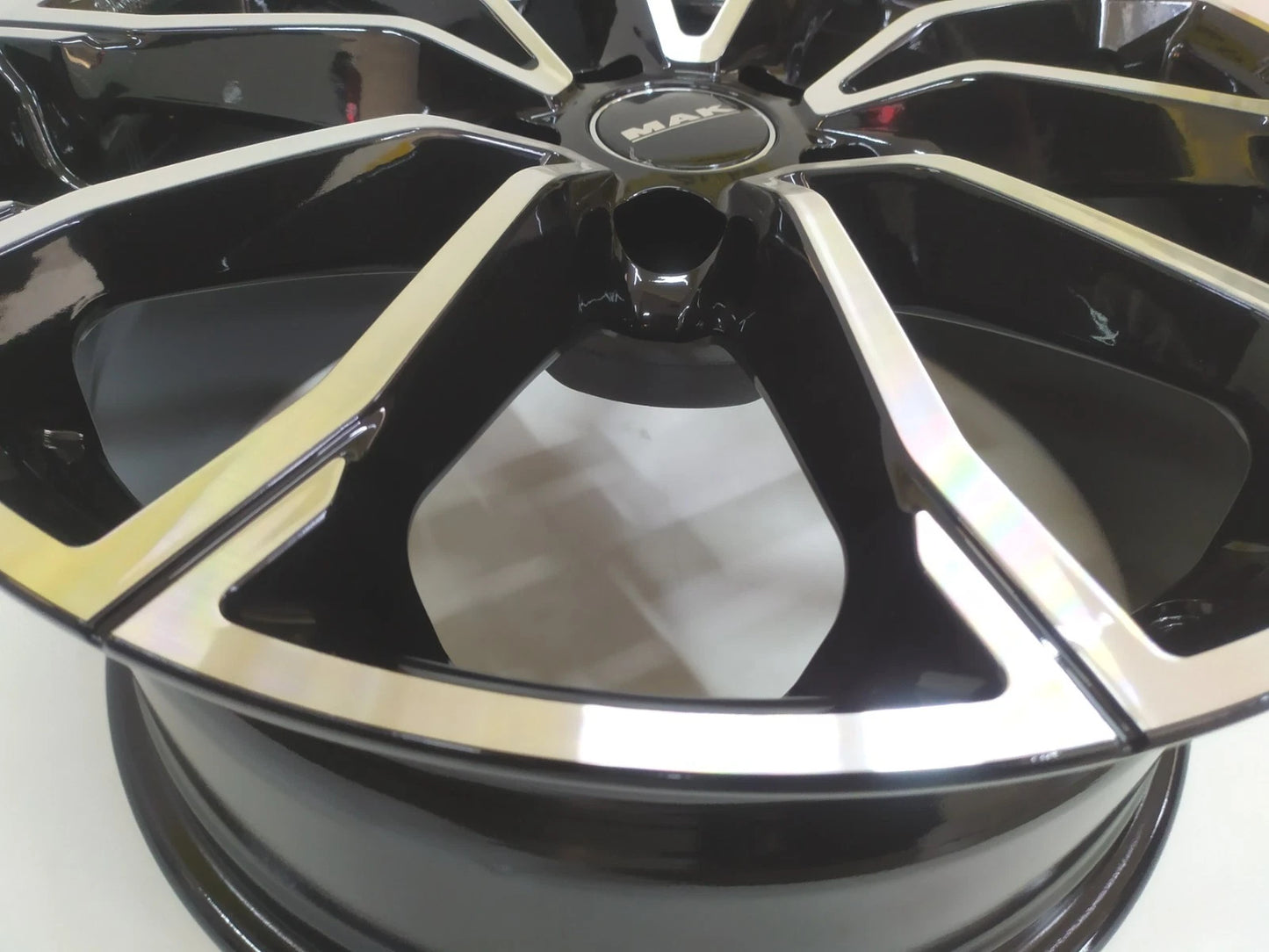 Primo piano cerchi in lega MAK 17 pollici Skoda nero lucido e diamantato design a raggi multipli per auto