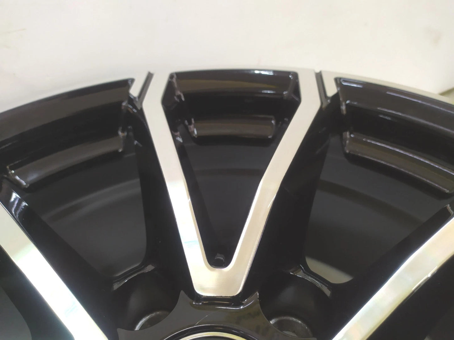 Primo piano cerchi in lega MAK 17 pollici Skoda nero lucido con dettagli frontali diamantati a V