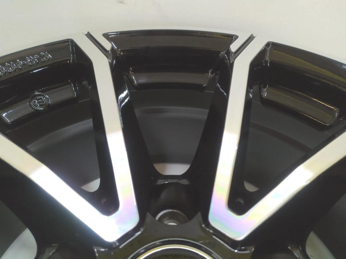 Primo piano cerchi in lega MAK 17 pollici Skoda finitura nera lucida con razze diamantate e centro cromato