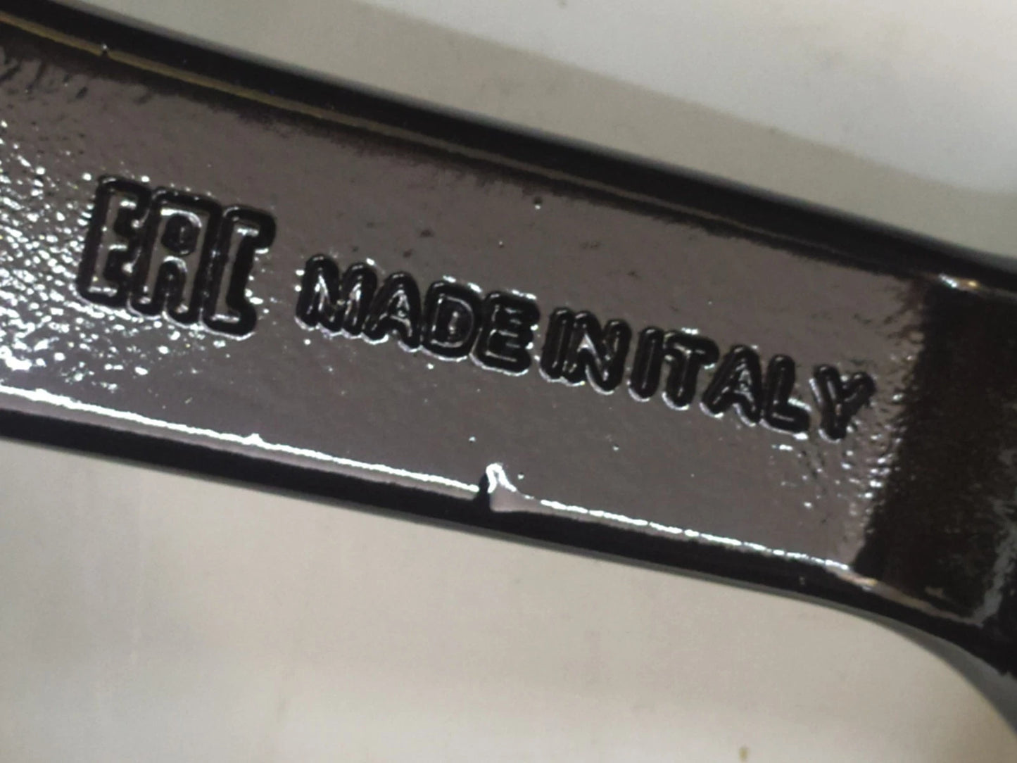 Dettaglio cerchio nero con scritta Made in Italy stampata sullo sporgente del cerchio cerchi in lega MAK 17 pollici Skoda