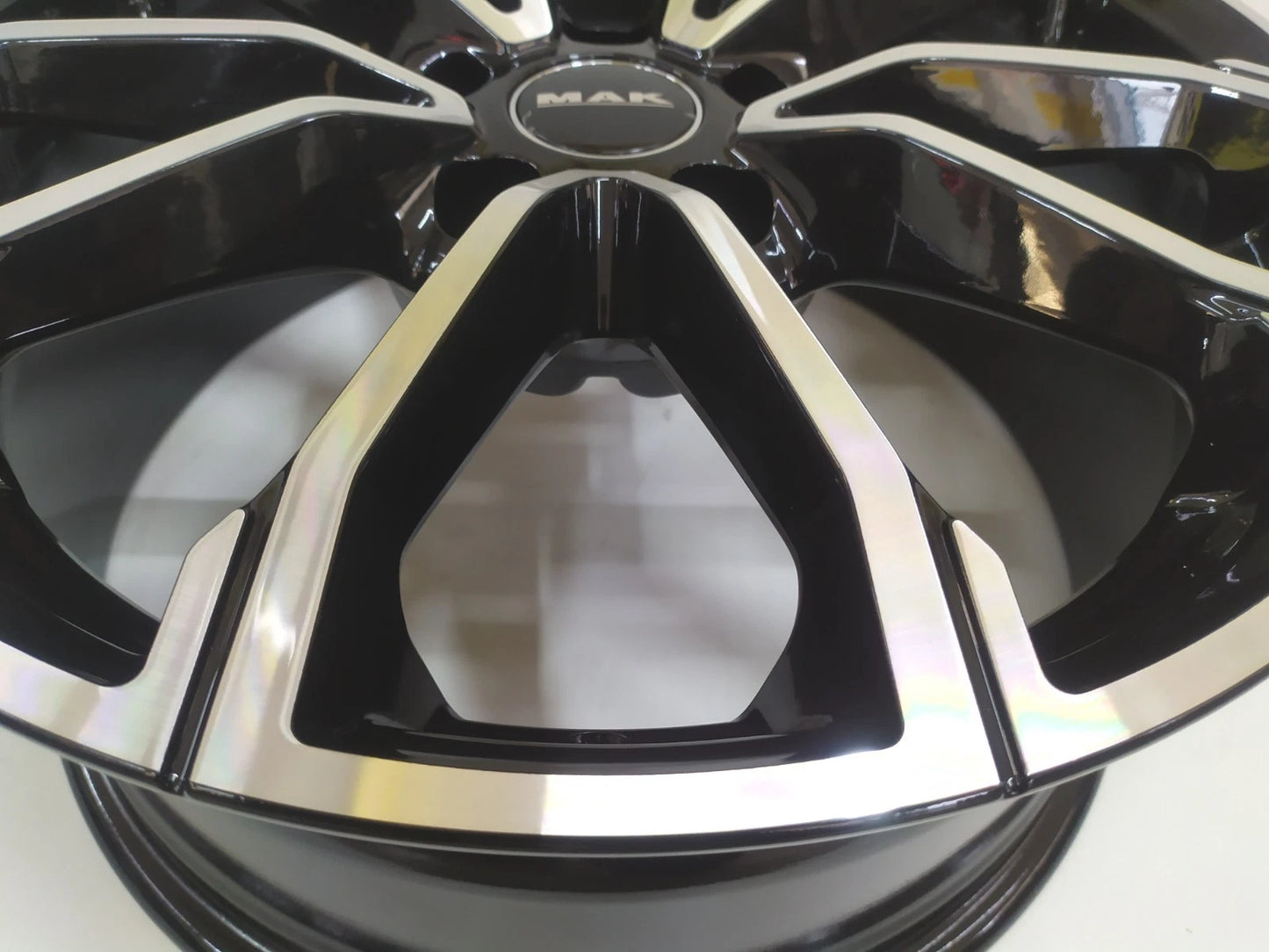 cerchi in lega MAK 17 pollici Skoda primo piano del design a raggi neri con frontale diamantato lucido per auto